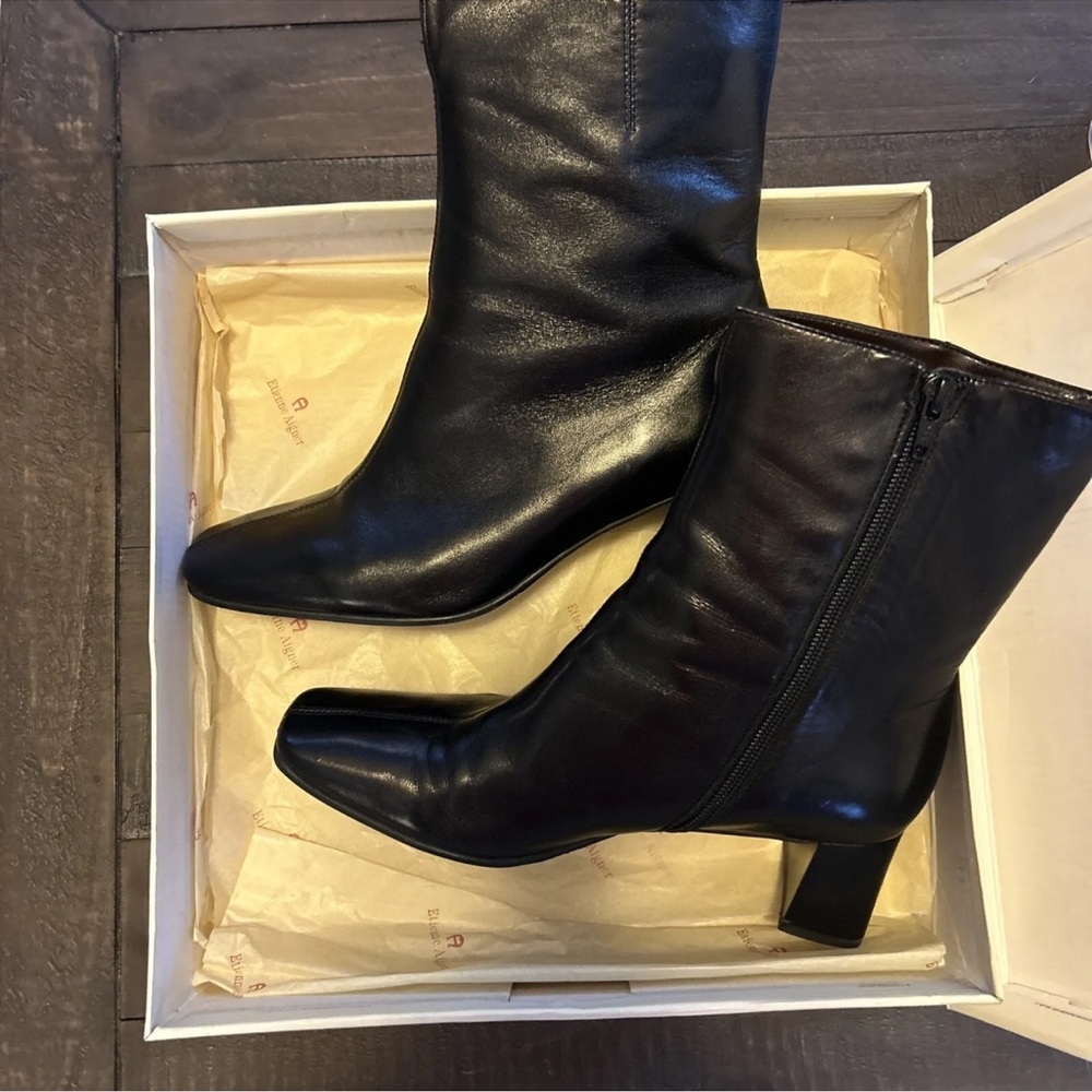 This stylish Etienne Aigner Passaic boot Shoe Size is 7.5